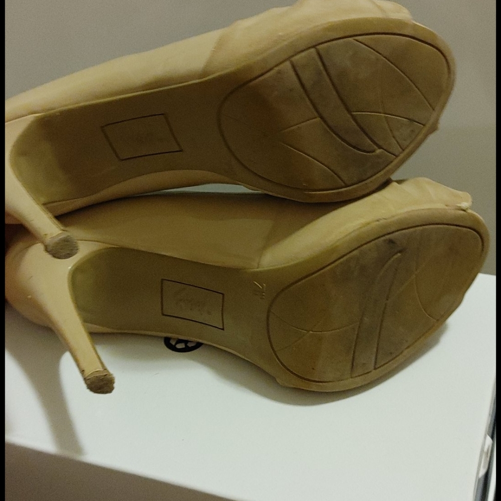 Tan heels - Picture 4 of 4